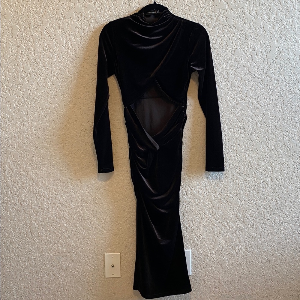 PrettyLittleThing Rich Brown Velvet Dress 
w/midriff cutout Size 4